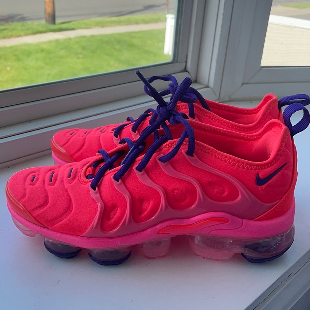 2019 Woman’s air vapor max plus “Bright Crimson”